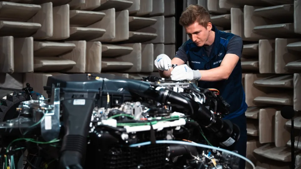 Elektromobilių eros pabaigos pradžia? BMW kuria sprendimą, kuris visiškai pakeis automobilių rinką