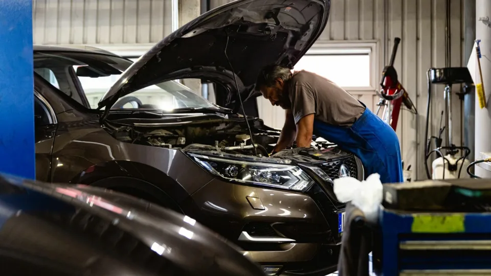 Automobilių servisų kainų užkulisiai: atskleidė, kodėl kainos už tą pačią paslaugą gali skirtis ženkliai