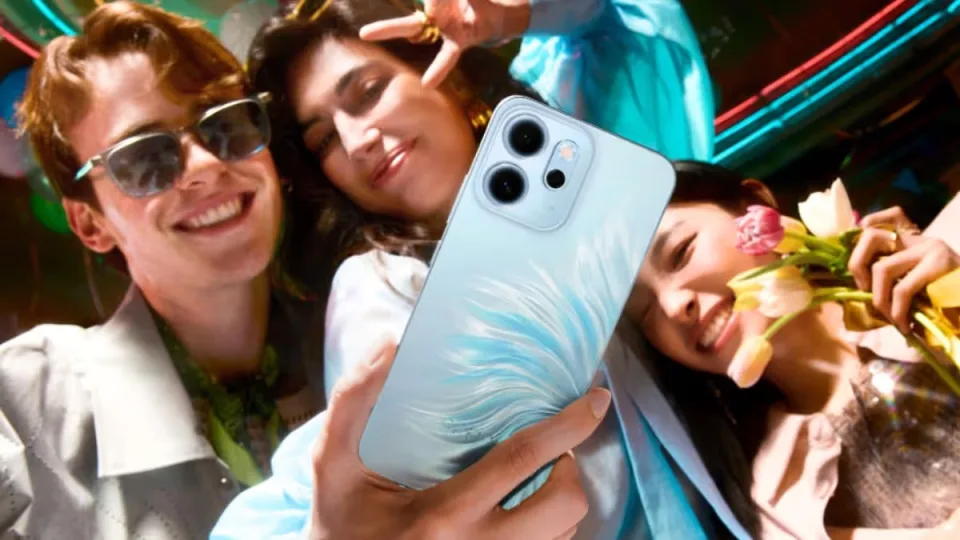 Pristatytas naujasis „Oppo Reno 14 FS 5G“ telefonas su „Qualcomm“ lustu ir triguba kamerų sistema