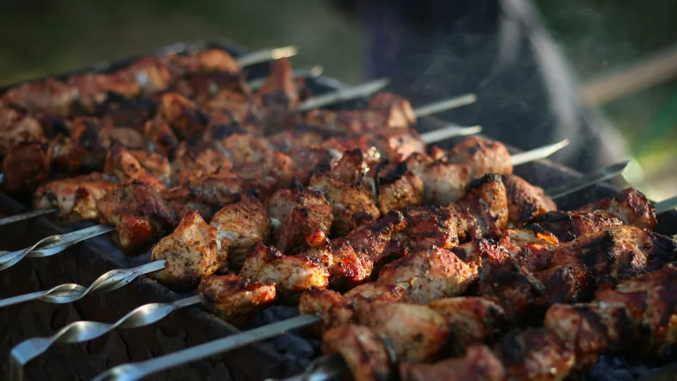 Kepsnys, dėl kurio verta užkurti grilį net rugsėjį: receptai pigiems ir labai skaniems patiekalams ant grilio