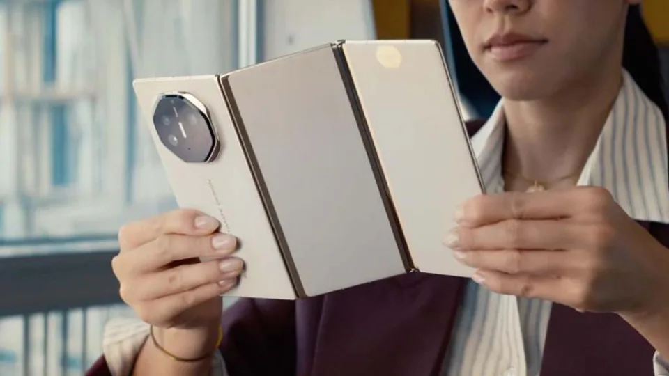 „Huawei“ pristatė „Mate XTs“ sulenkiamą flagmaną su „Kirin 9020“ lustu ir 40 MP plataus kampo kamera