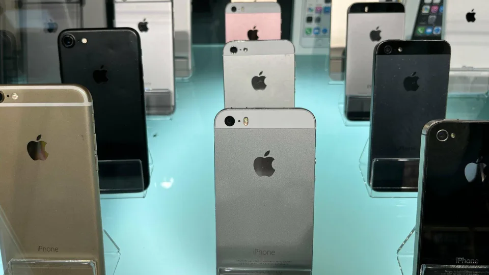 „Apple“ fanai jau rikiuojasi prie naujojo „iPhone“ išmaniojo telefono, kuo stebino ankstesni modeliai?