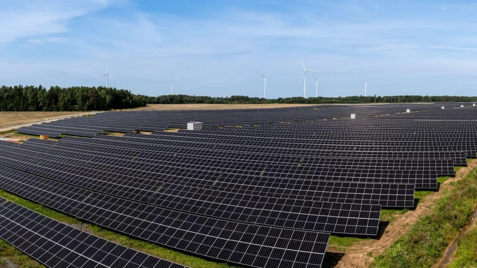 Milžiniškas saulės parkas Mažeikiuose: 68 tūkst. modulių už 36 mln. eurų jau ruošiasi gamybai