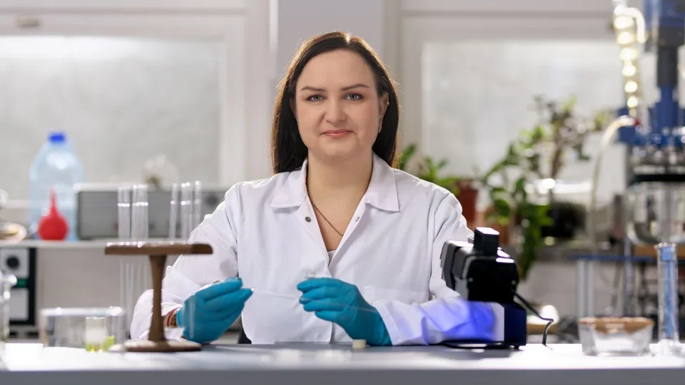 Žingsnis link pažangesnių 3D jutiklių: KTU, Latvijos ir Taivano mokslininkai kuria NIR-OLED technologiją