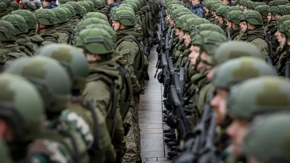 Rusijos verbavimo mastai smunka: premijos kariams mažėja, žuvusiųjų – dešimtys tūkstančių