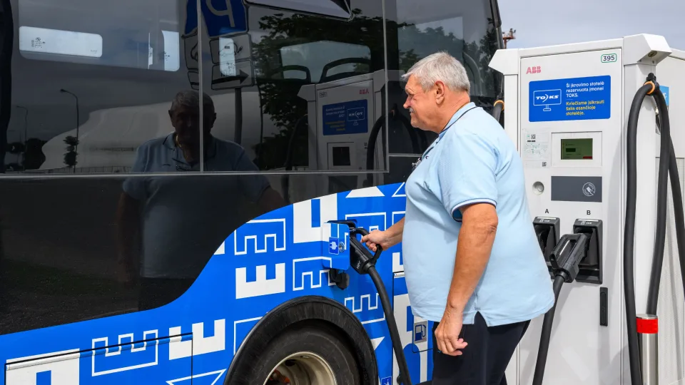 Pajūrio autobusai be garso ir dūmų: pradeda kursuoti elektriniai autobusai, keliauti bus dar patogiau