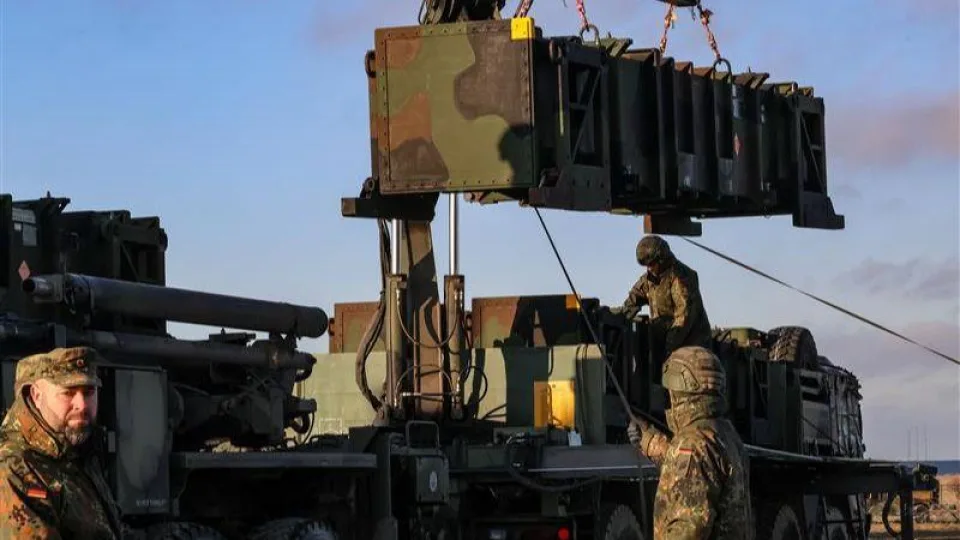 Lenkija tampa pagrindiniu NATO skydu prieš Rusiją: švedų naikintuvai ir čekų sraigtasparniai saugos nuo dronų