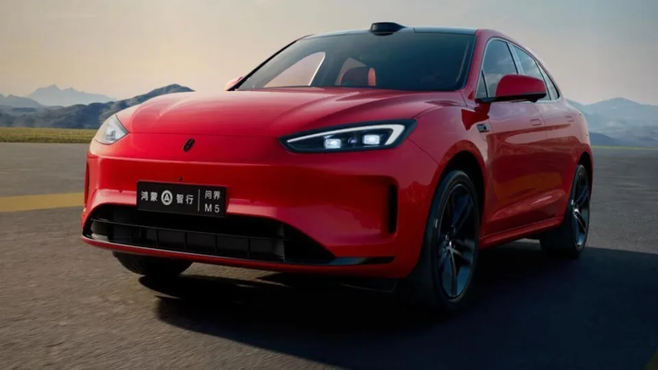 Technologijų milžinė meta iššūkį europiečiams: Huawei“ su „Aito“ automobiliais taikosi į Europos šeimų garažus