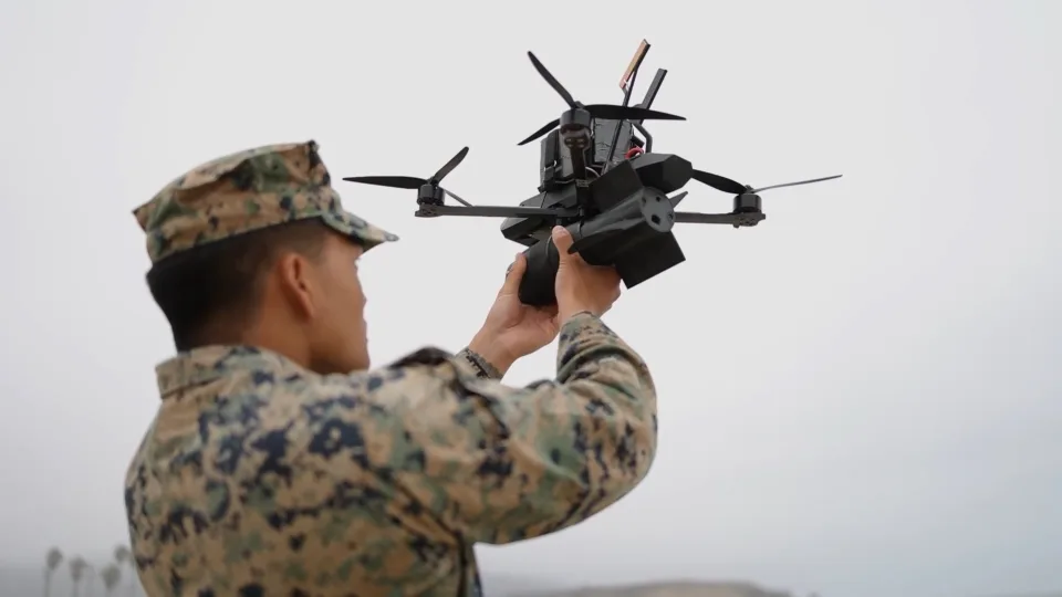 Stulbinanti karinės technikos pažanga: amerikiečiai išbando jūrų pėstininkams skirtus naujus FPV dronus
