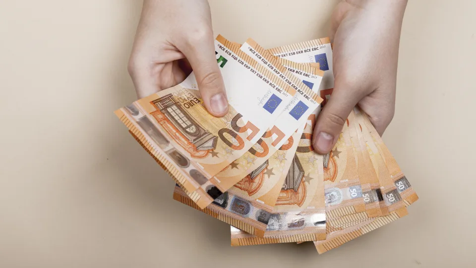 Gyventojai atsisako banko kortelių: atskleidžiamos stulbinančios detalės, žmonės masiškai renkasi grynuosius