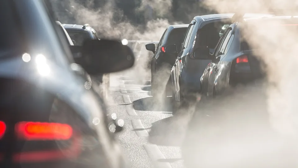 Kiek dar važinėsime senienomis? Ekspertas atskleidžia, kodėl lietuviai neperka naujų automobilių