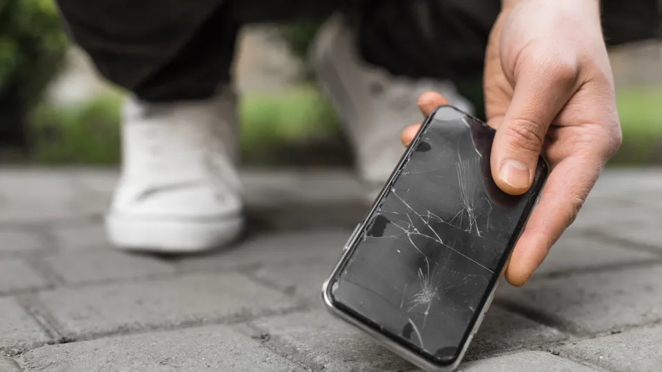 Vasara išmaniesiems telefonams yra negailestinga: dūžta, skęsta, bet žmonės juos vis dažniau taiso