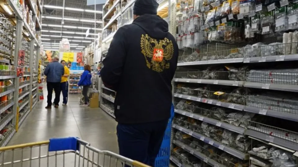 Katastrofinė situacija Rusijoje: net turtingieji priversti taupyti, rusai masiškai keičia savo įpročius