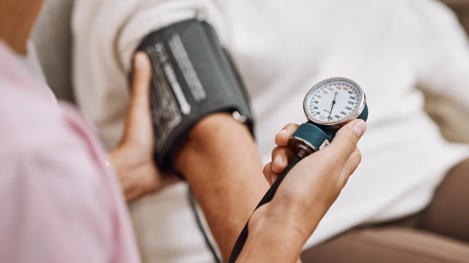 Galėjo susikrauti lagaminus ir nebegrįžti: kas iš tiesų traukia elitinius medikus į Santaros klinikas?