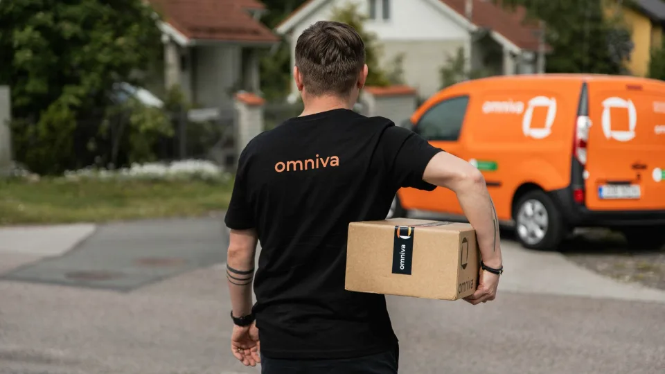 „Omniva“ paskelbė apie naują siuntų pristatymo modelį, išbandomas atviras kurjerių tinklas