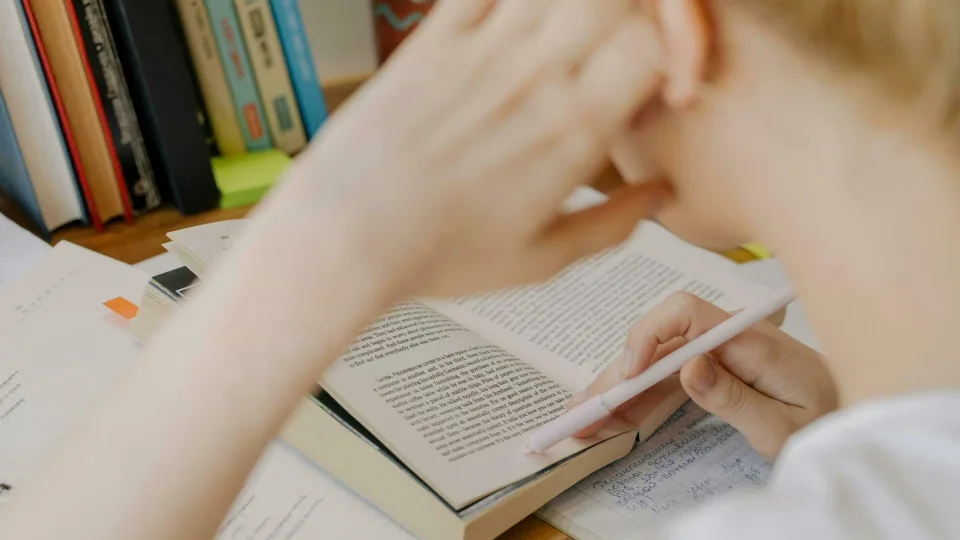 Dirbtinis intelektas keičia studijas universitete: ekspertai pasakė, ar tai revoliucija ar tiesiog plagijavimo būdas