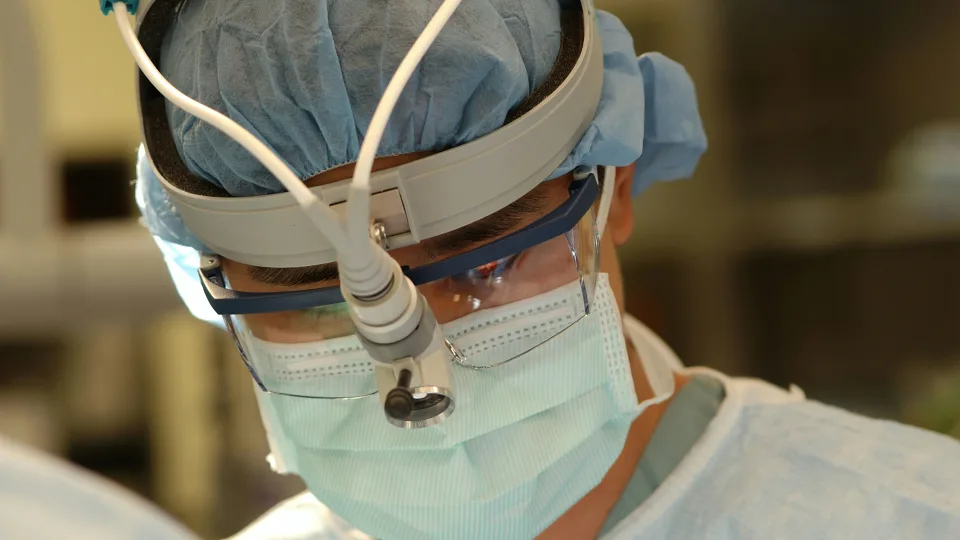 Klaipėdos neurochirurgijos legenda, net sulaukęs 70 metų jis vis dar stoja prie operacinio stalo