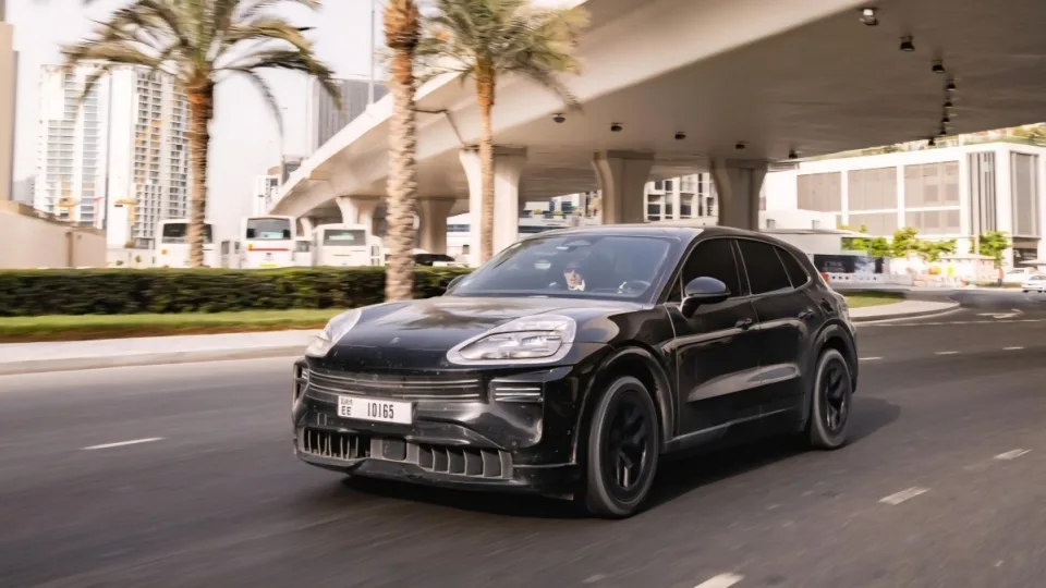 „Porsche“ nusisuka nuo elektromobilių: vietoje elektrinio flagmano, ruošiamasi sugrįžti prie benzininių