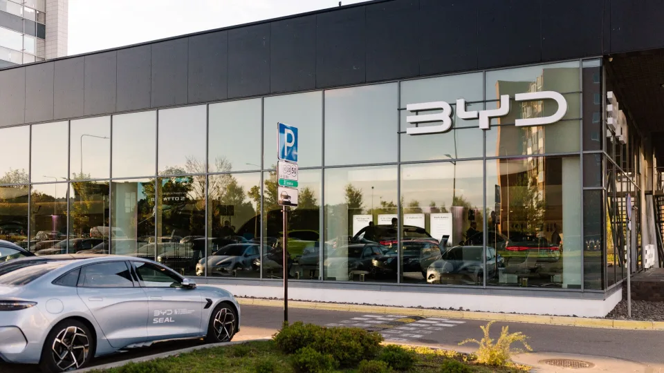 Vilniuje atidarytas naujas BYD salonas: elektromobiliai, ilgaamžiškumo filosofija ir net gilių kava