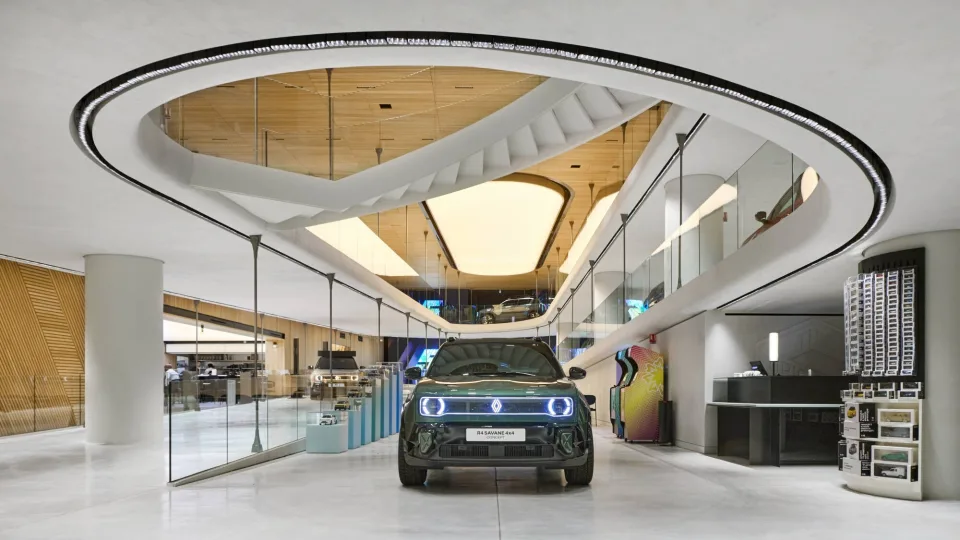 Paryžiuje atgimė įspūdingas „Renault“ salonas: automobiliai, menas ir architektūros šedevras vienoje vietoje