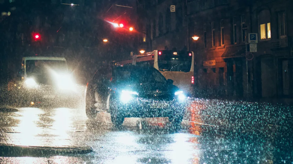 Sinoptikai skelbia pavojingą žinią: diena bus permirkusi, slidi ir galinti paralyžiuoti šalies eismą