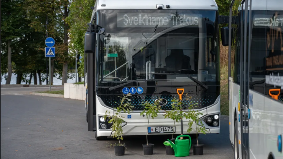 Nuo šiol kelionės Trakuose taps tylesnės ir žalesnės, jau kursuoja keturi nauji elektriniai autobusai
