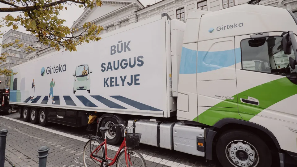 Ekspertai prakalbo apie akląsias vilkikų zonas, jos veikia visai kitaip nei lengvuosiuose automobiliuose