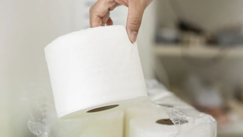 Netikėtas triukas su tualetiniu popieriumi: taip jis išgelbės jūsų šaldytuvą nuo kvapų