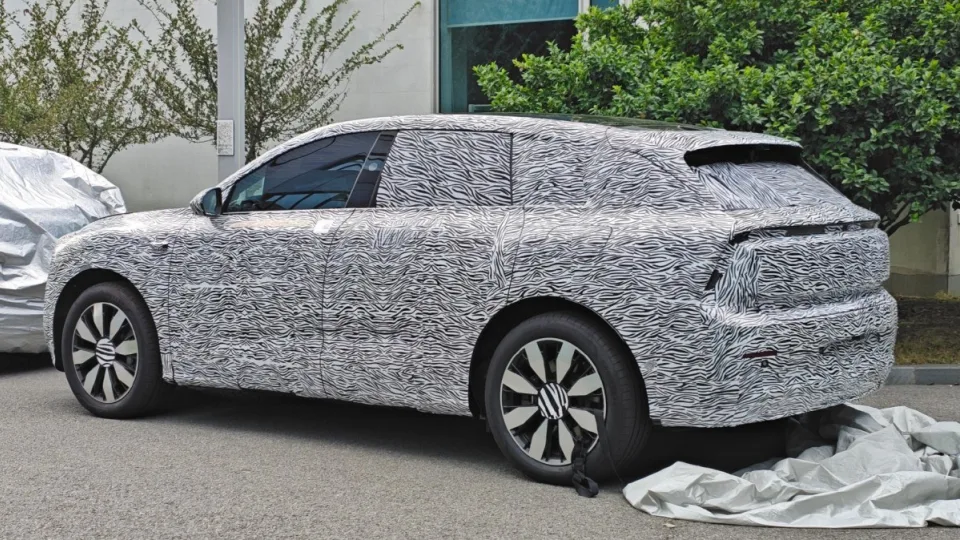 Dar nepristatytas AUDI elektromobilis užfiksuotas gatvėse, turės veido atpažinimo technologiją