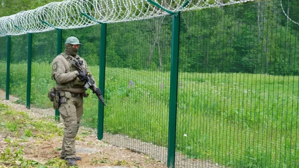 Žalieji žmogeliukai prie NATO sienos: ekspertai pasakė, ar jau prasidėjo nauja hibridinio karo fazė