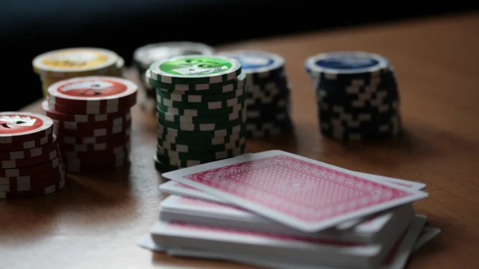 Kodėl pokeris dominuoja internetinių kazino scenoje: tendencijos ir įžvalgos