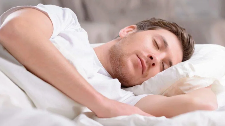 Ar stiklinė pieno prieš miegą tikrai padeda? Paprastas triukas iš vaikystės, kurį patvirtina mokslas