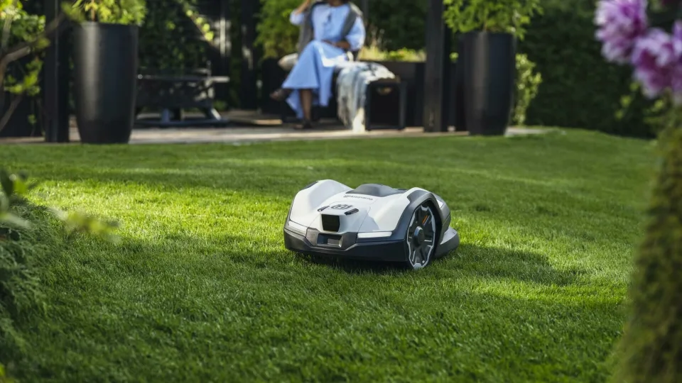 Dirbtinis intelektas atkeliauja ir į vejos priežiūrą: „Husqvarna“ pristatė dar išmanesnius robotus vejapjoves