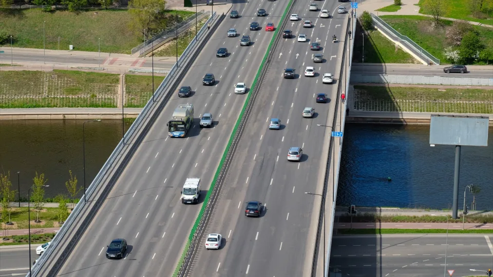 Elektriniai automobiliai iki 30 tūkst. eurų keičia žaidimo taisykles, lietuviai renkasi vis dažniau