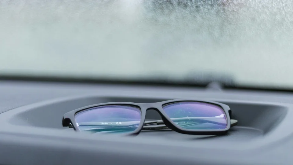Rytinis vairuotojų košmaras šaltu metu: sužinokite, kodėl automobilio stiklai rytais užšąla iš vidaus