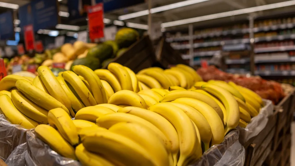 Tenka išmesti bananus vos po kelių dienų? Paprastas triukas, kaip juos išlaikyti geltonus