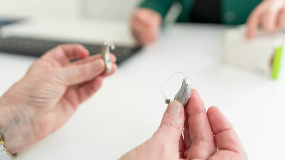 Klausa silpsta ne tik senjorams: 7 pavojingi mitai apie klausos aparatus, kurie trukdo gyventi pilnavertiškai