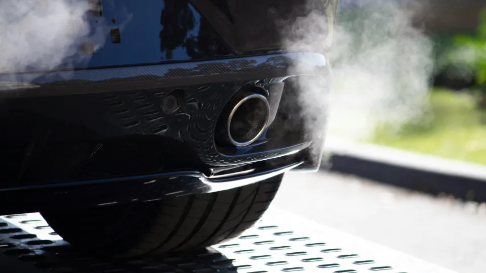 Pastebėjote vandens lašus iš duslintuvo? Mechanikai pasakė, ką tai iš tiesų reiškia tavo automobiliui
