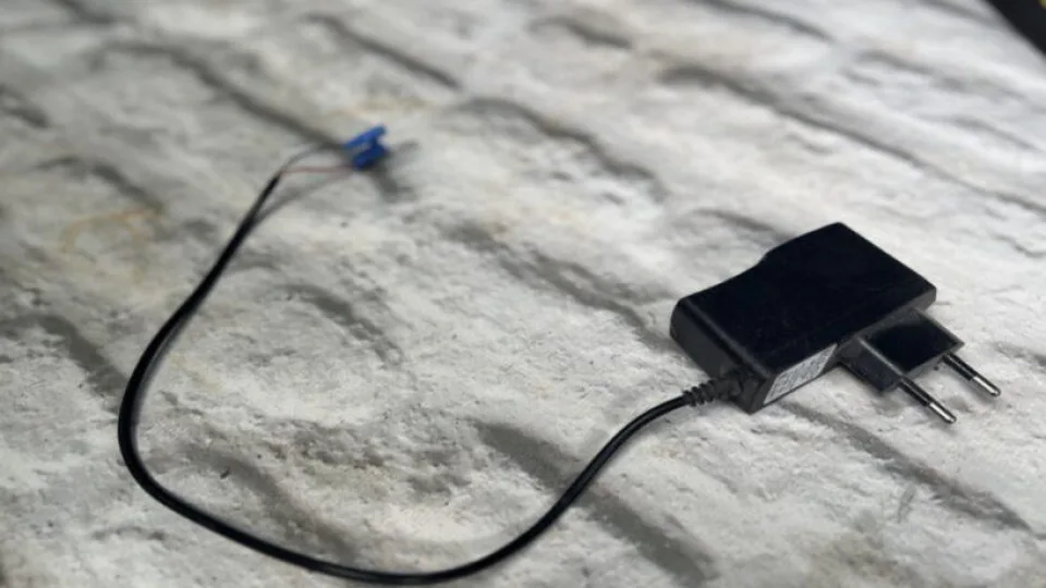 Pamirškite apie multimetrą, šis paprastas eksperimentas atskleidžia elektros kryptį be jokių prietaisų