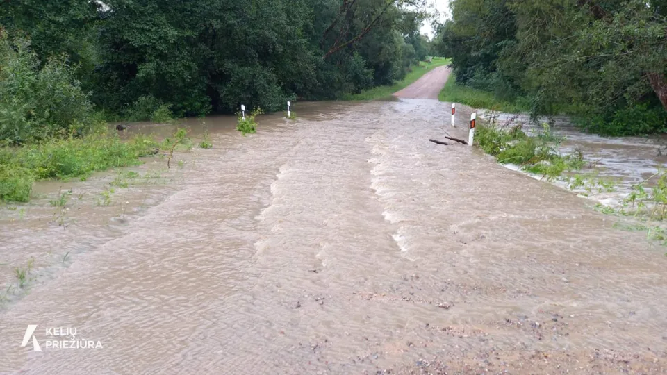 Lietui siaubiant Lietuvą – įspėjimas: šiuose keliuose gali tykoti nelaimė, kaip pranešti apie pavojų?