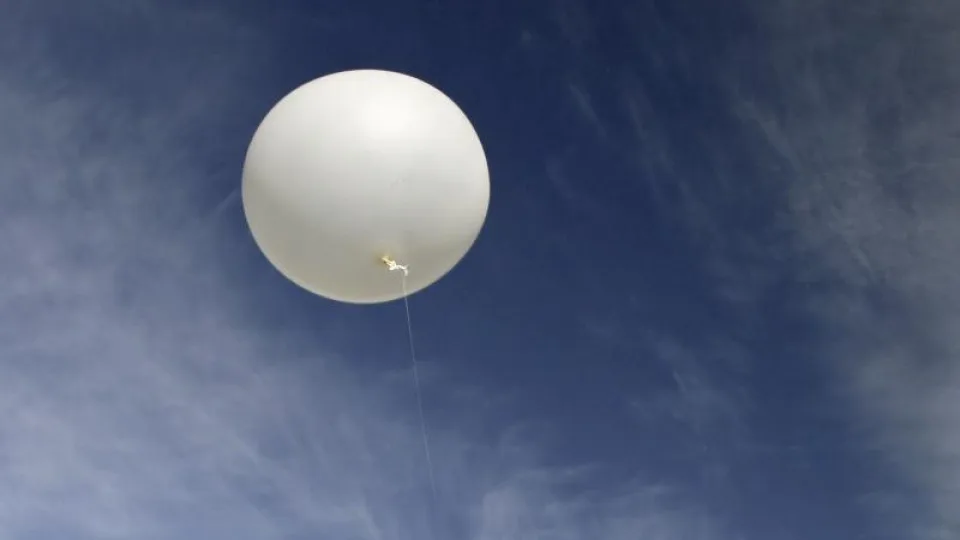 Kontrabandininkai naudoja oro balionus su SIM kortelėmis, paaiškino, kodėl jų sustabdyti beveik neįmanoma