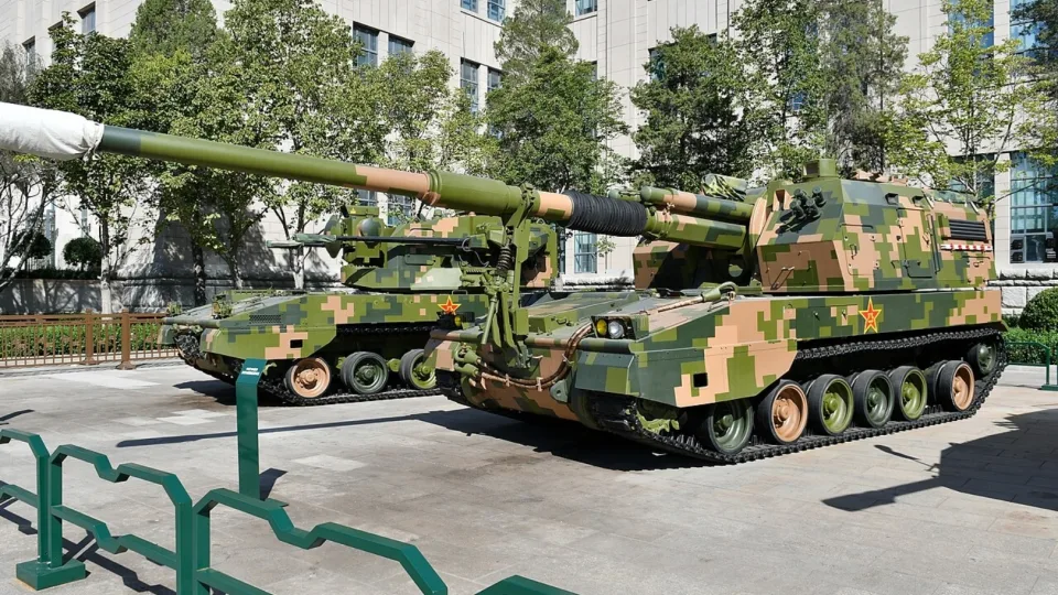 Kinai sukūrė įspūdingą ginklą: automatizuota haubica, kuri pati taikosi ir šaudo be žmogaus įsikišimo