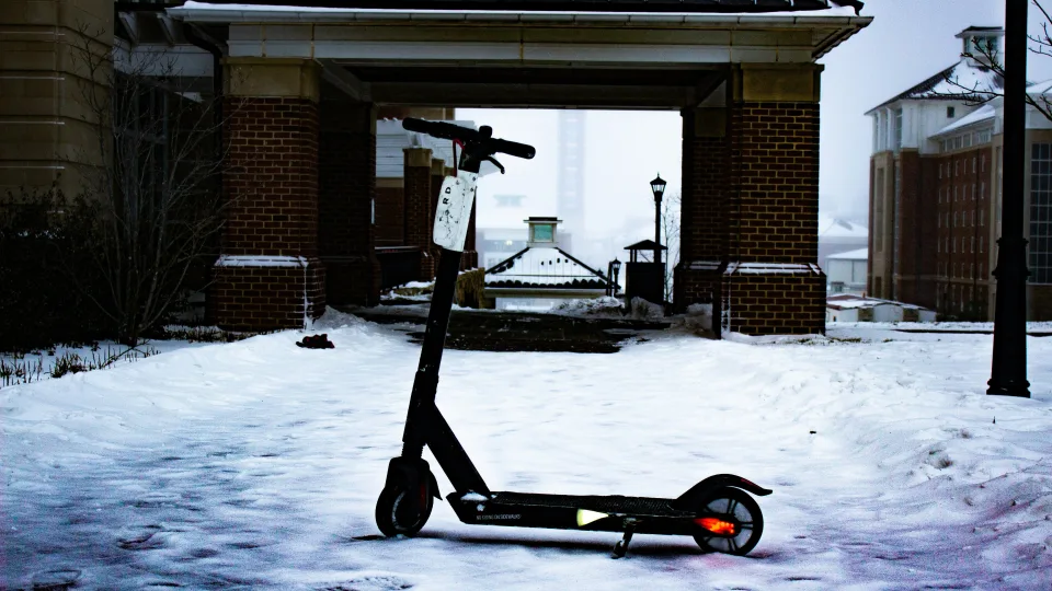 Elektriniai paspirtukai žiemą: kodėl tai ne tik blogai, bet ir pavojinga, daugelis to neįvertina laiku