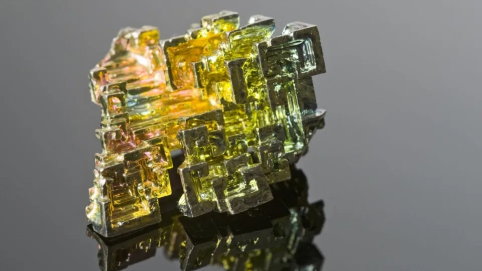 Suspaustas bismutas elgiasi lyg iš kitos dimensijos: rado būdą, kaip iš medžiagos išspausti metalą