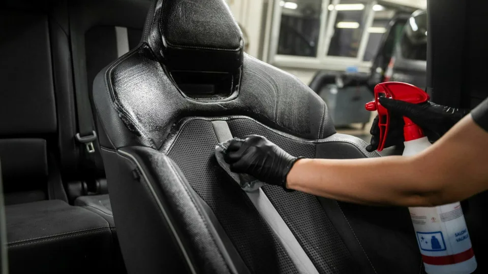 Kava, kramtomoji guma ar padažas ant sėdynės? Ekspertas paaiškino, kaip išgelbėti automobilio saloną