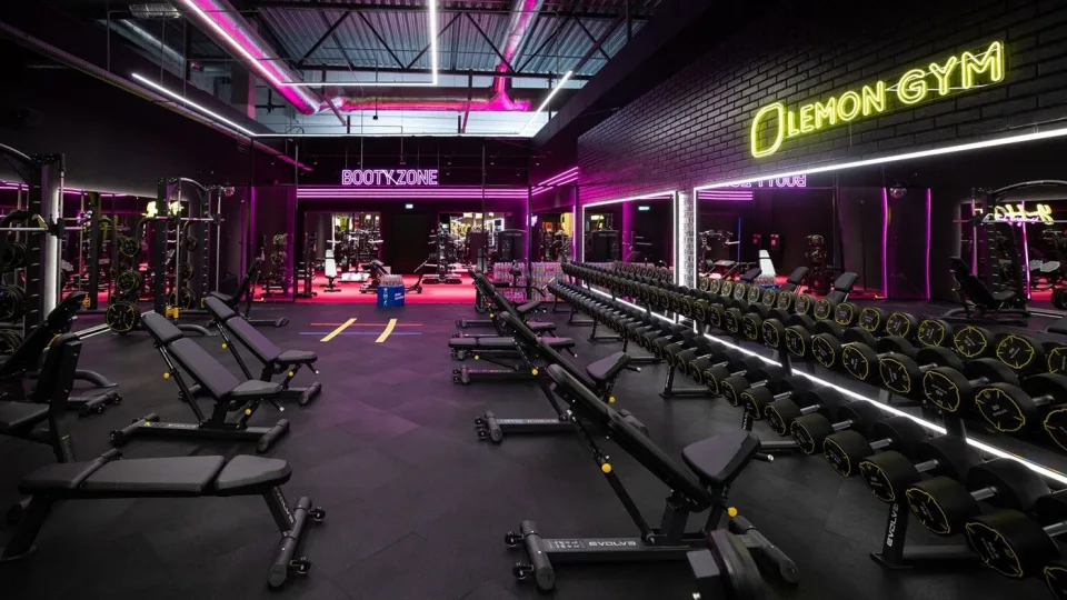 „Lemon Gym“ atidarė moderniausią tinklo sporto klubą, laukia sauna, masažas ir net šviesos terapija