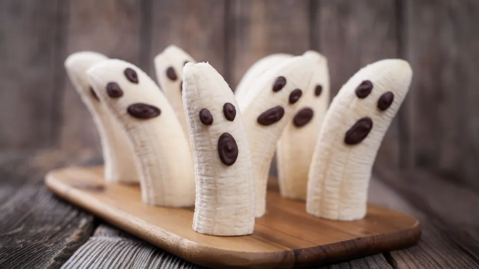 Ką pagaminti Helovinui turint tik 10 eurų? Helovino stalas, kuris gąsdina išvaizda, bet džiugina kaina