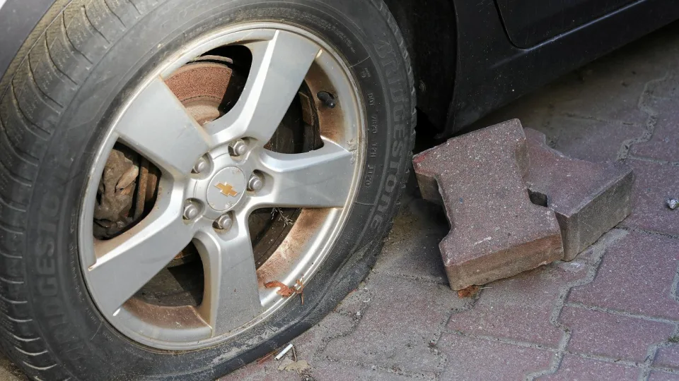 Šimtai padangų per vieną naktį: keršto akcija paliko vairuotojus be ratų ir su tūkstantiniais nuostoliais