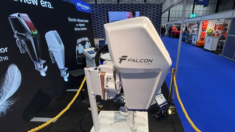 Nauja eros pradžia vandenyse: „Falcon 130“ elektrinis variklis sugriauna visas senąsias ribas