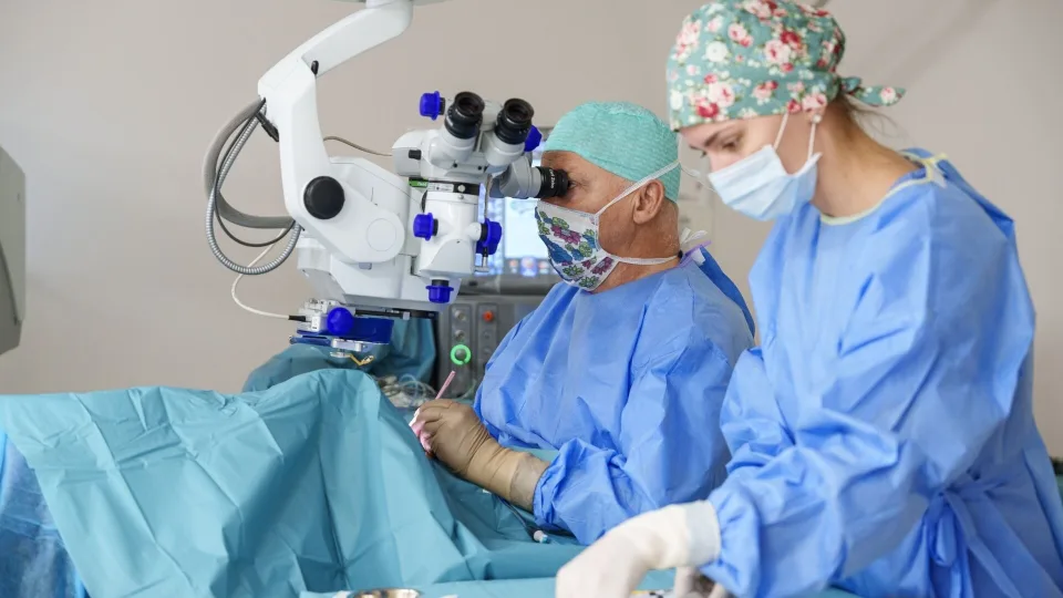 Žaibavimas akyse ar staiga suprastėjęs matymas, pasakė, kada reikalinga vitrektomijos operacija